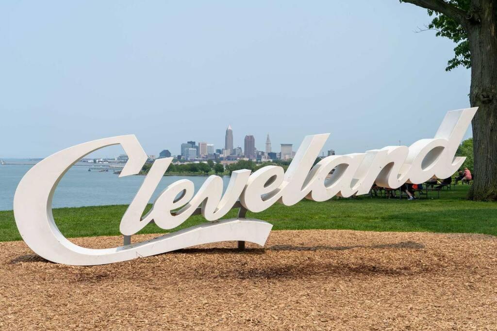 Uber Close To Ohio City, Cleveland Apartment Bagian luar foto